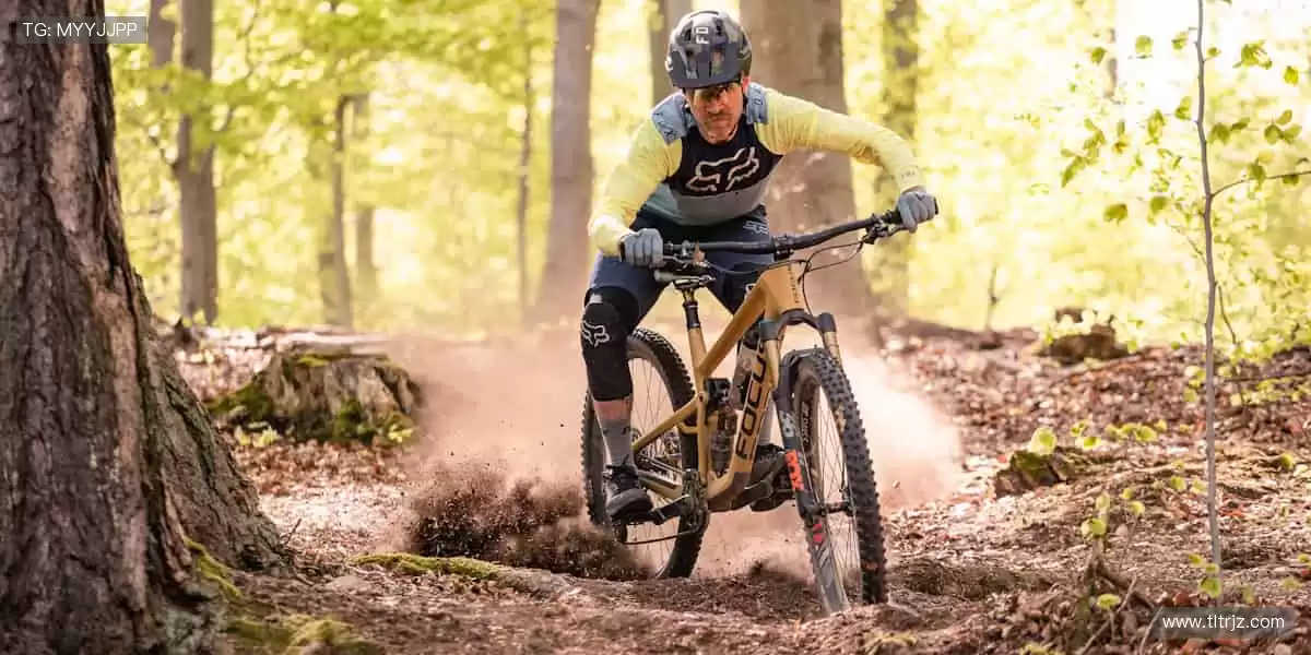 👟潮流装备，个性定制！从球鞋到球衣，打造专属你的运动风格！🎾